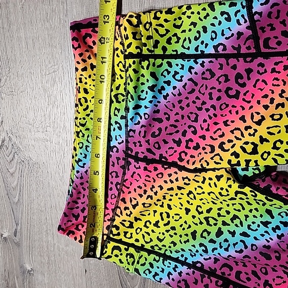 Zyia Active Rainbow Leopard Light N Tight Pocket Hustle Shorts M - Picture 7 of 9
